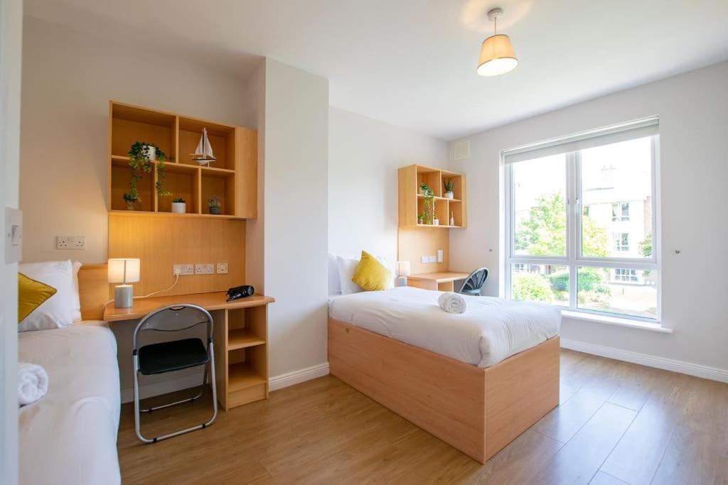 74 - 4 Bed Townhouse With Parking By Shortstays Hébergement de vacances *