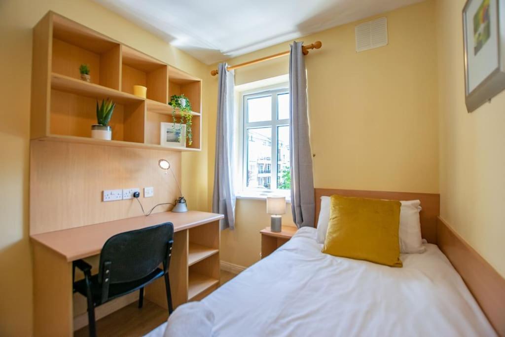 74 - 4 Bed Townhouse With Parking By Shortstays Hébergement de vacances *