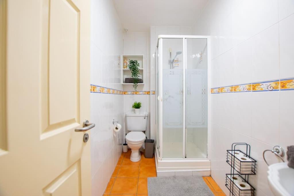 74 - 4 Bed Townhouse With Parking By Shortstays Hébergement de vacances Galway