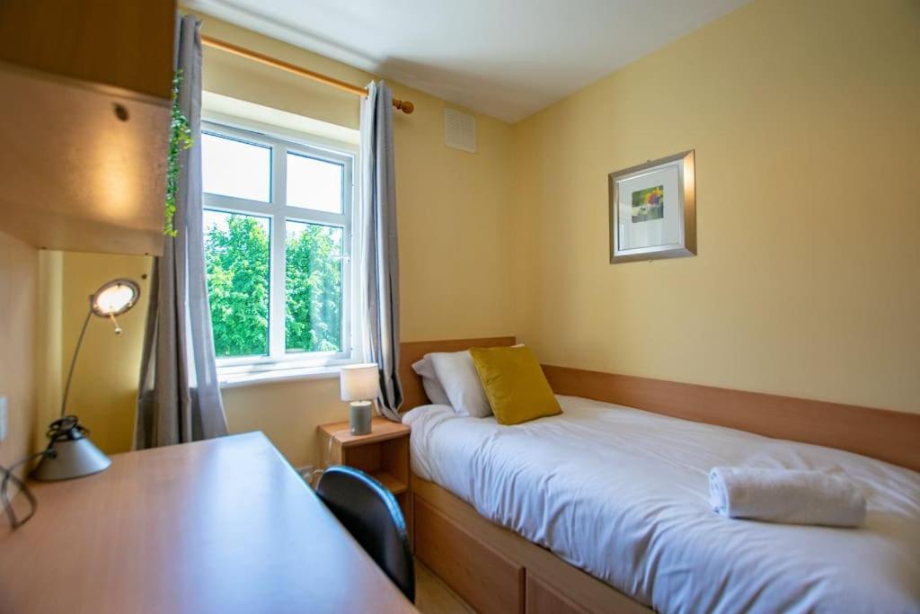 Hébergement de vacances 74 - 4 Bed Townhouse With Parking By Shortstays