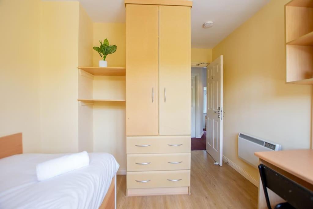 Hébergement de vacances 74 - 4 Bed Townhouse With Parking By Shortstays Galway