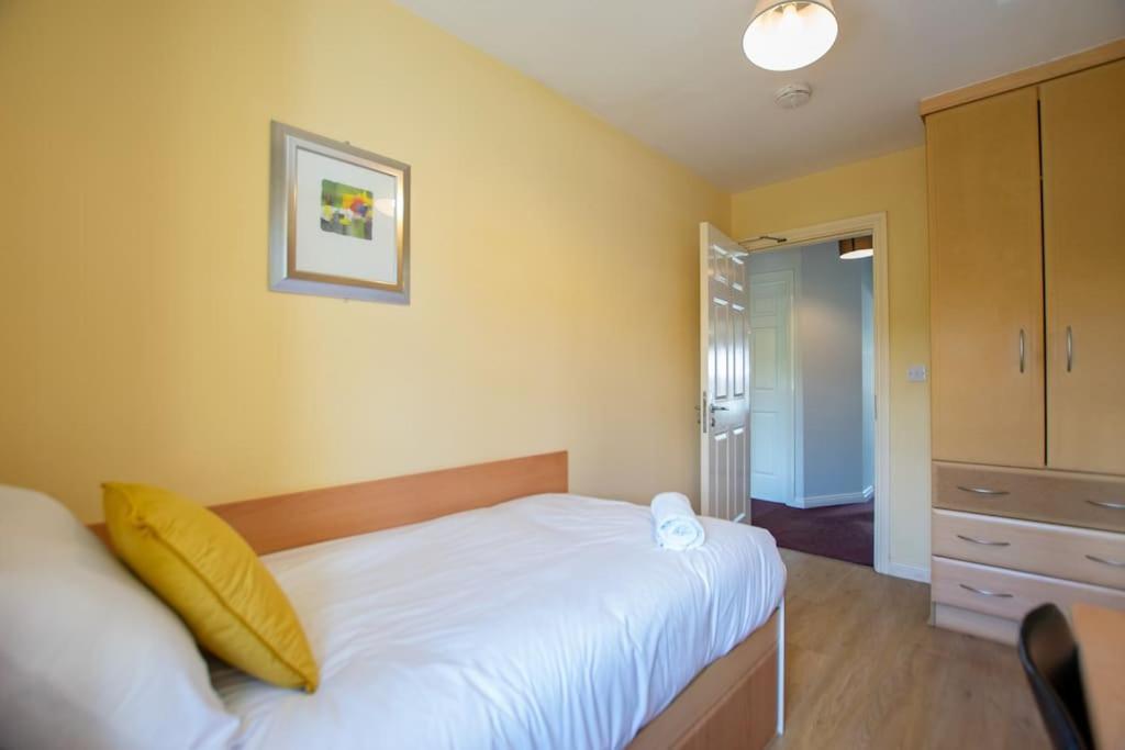 Hébergement de vacances 74 - 4 Bed Townhouse With Parking By Shortstays *