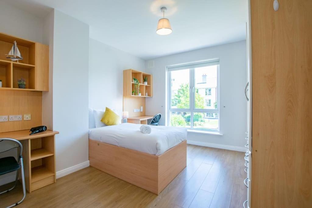 Hébergement de vacances 74 - 4 Bed Townhouse With Parking By Shortstays *