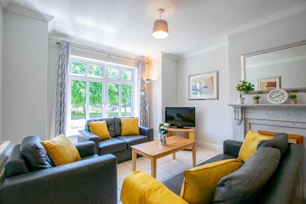 Hébergement de vacances 74 - 4 Bed Townhouse With Parking By Shortstays *