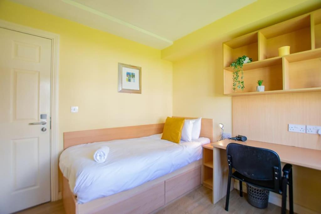 74 - 4 Bed Townhouse With Parking By Shortstays Hébergement de vacances *