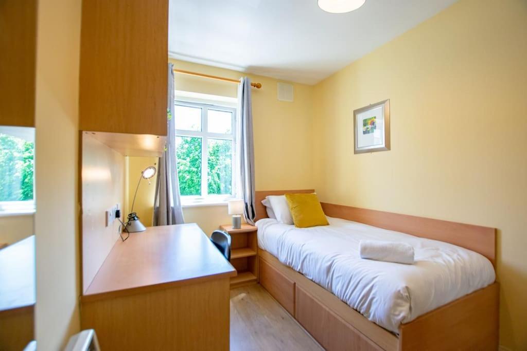 74 - 4 Bed Townhouse With Parking By Shortstays Hébergement de vacances Galway