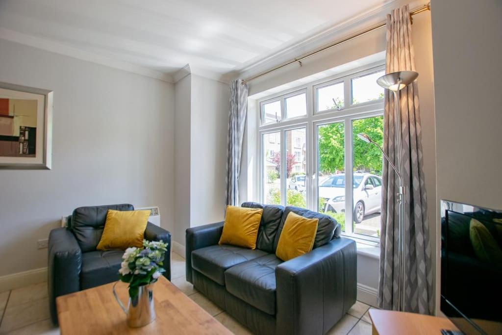 74 - 4 Bed Townhouse With Parking By Shortstays Hébergement de vacances *