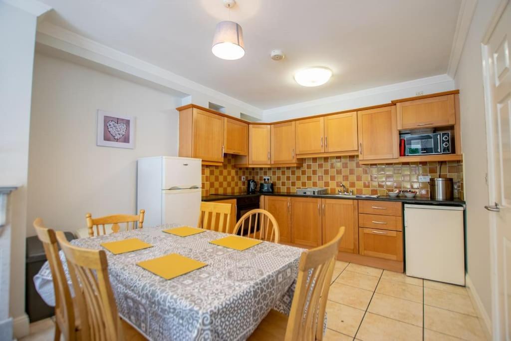Hébergement de vacances 74 - 4 Bed Townhouse With Parking By Shortstays *