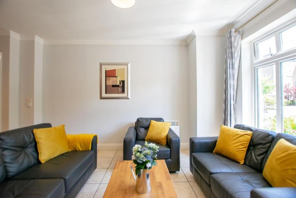 74 - 4 Bed Townhouse With Parking By Shortstays Hébergement de vacances *