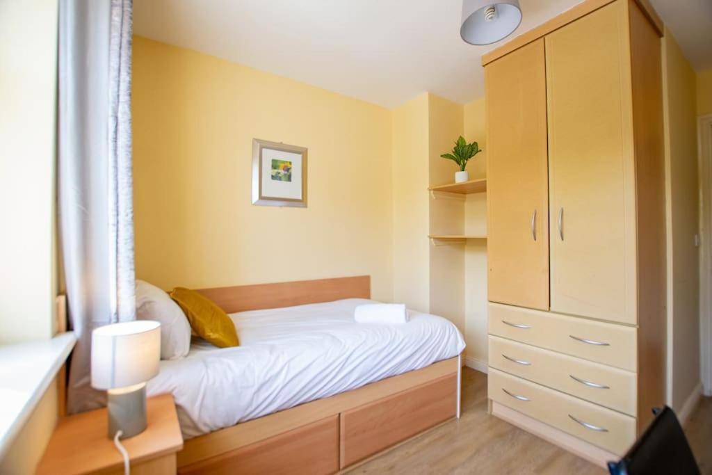 Hébergement de vacances 74 - 4 Bed Townhouse With Parking By Shortstays Galway