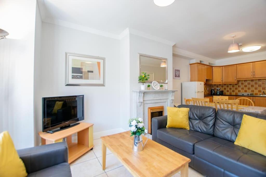 Hébergement de vacances 74 - 4 Bed Townhouse With Parking By Shortstays *