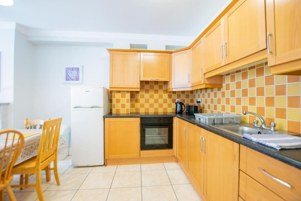 74 - 4 Bed Townhouse With Parking By Shortstays Hébergement de vacances *