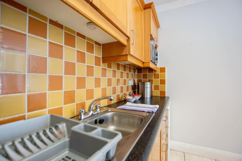 74 - 4 Bed Townhouse With Parking By Shortstays Hébergement de vacances